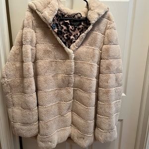 Laundry by Shelli Segal.Beautiful faux fur car coat in tan/cream. Only worn once